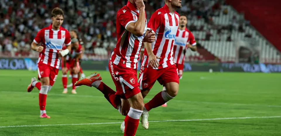 Jugador de FK Crvena Zvezda celebrando un gol