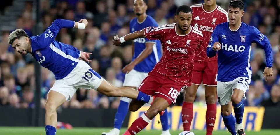 Jugador de Ipswich intentando despojar el balón