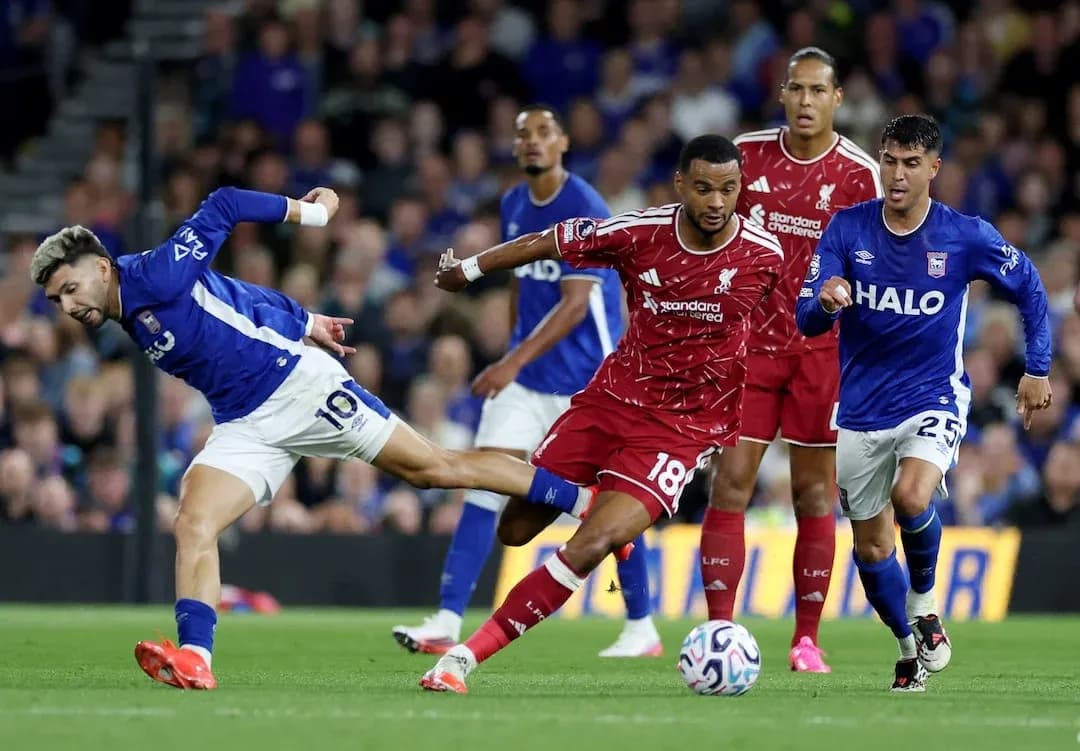 Jugador de Ipswich intentando despojar el balón