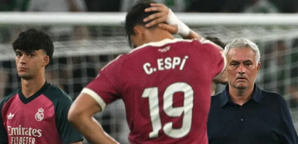 Jugadores de Real Madrid tras una jugada fallida