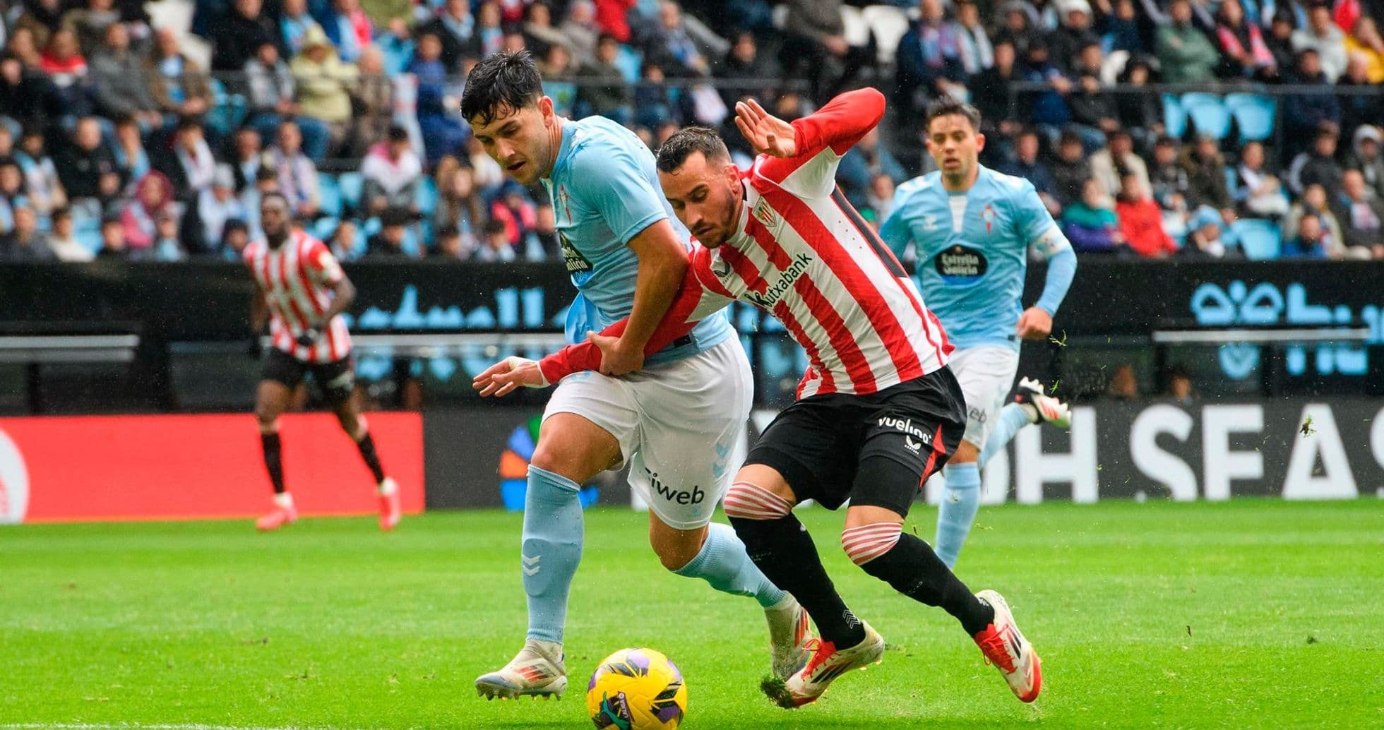 Jugadores en acción durante el partido de fútbol
