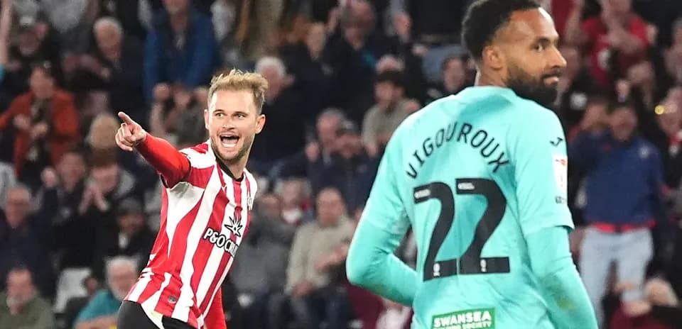 Jugador señalando tras marcar un gol en partido