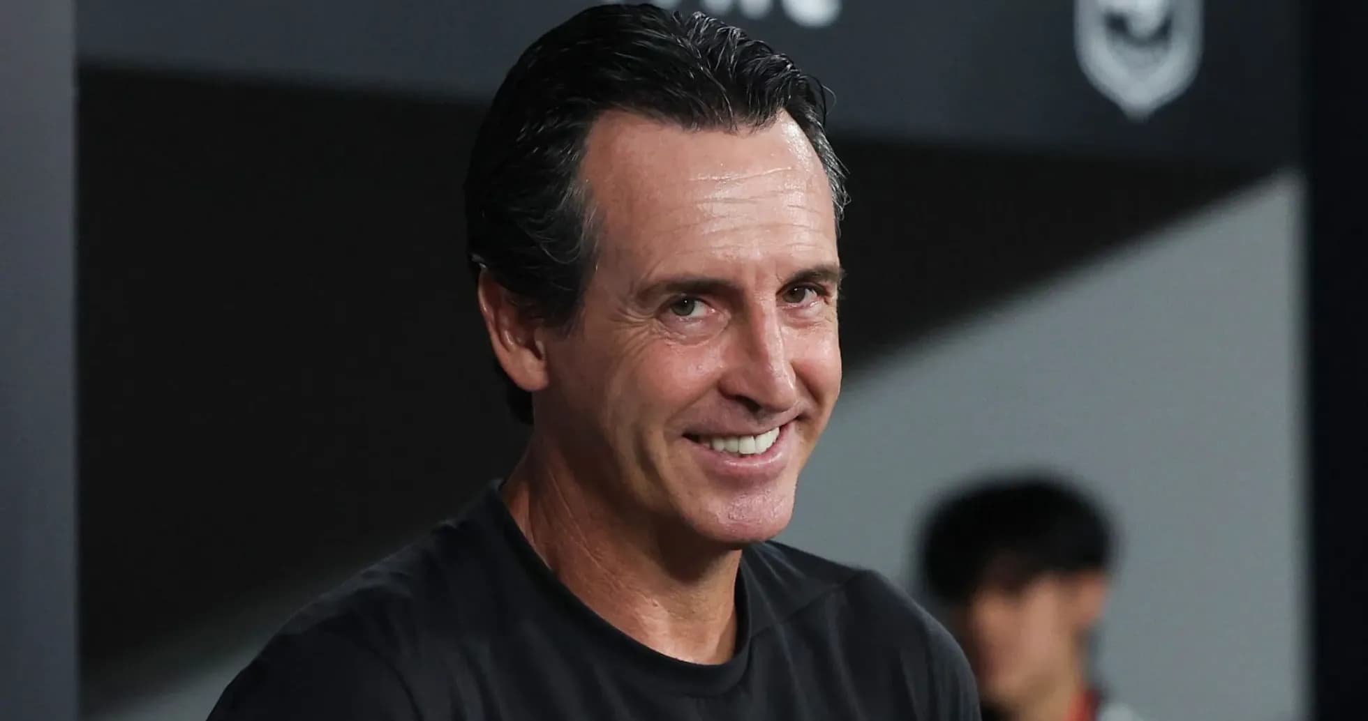 Entrenador sonriendo en la línea de banda