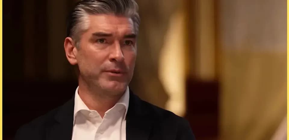 Hombre hablando durante entrevista en un entorno elegante