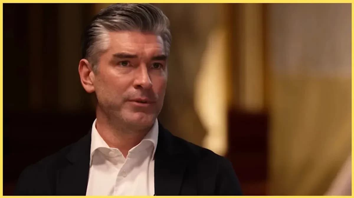 Hombre hablando durante entrevista en un entorno elegante