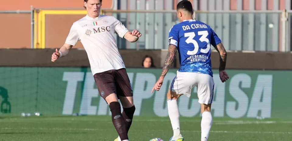 Jugador de Napoli enfrentando a Da Cunha de Como