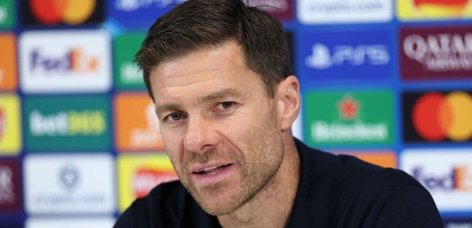 Entrenador en rueda de prensa antes del partido