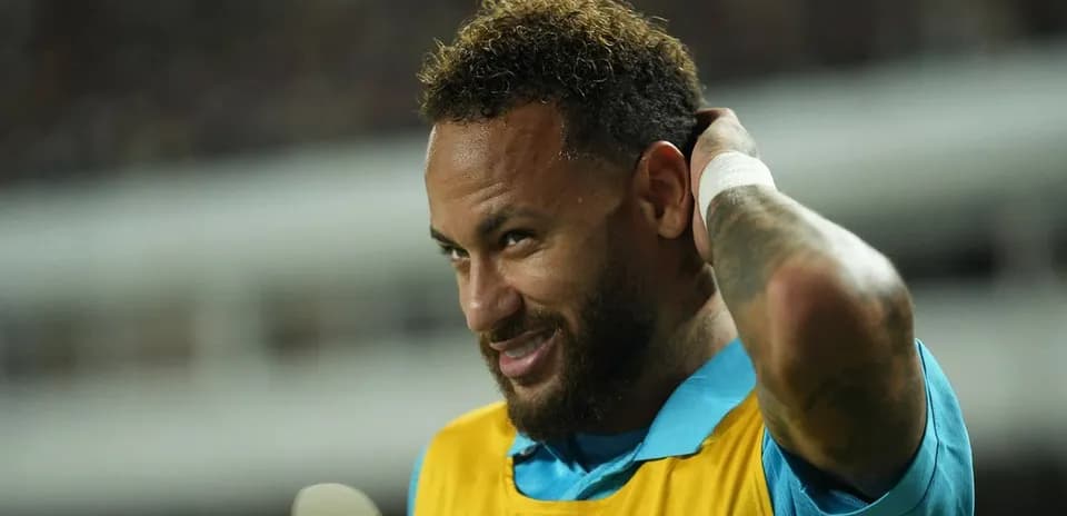 Jugador en el banquillo con camiseta amarilla