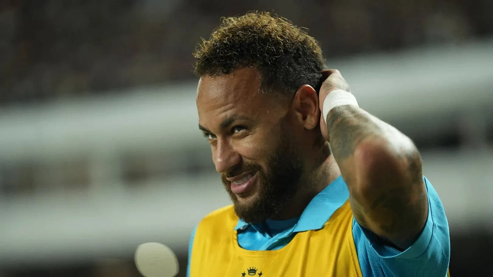 Jugador en el banquillo con camiseta amarilla