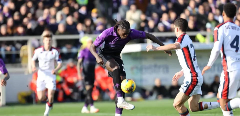 Jugador de Fiorentina controlando el balón en el partido