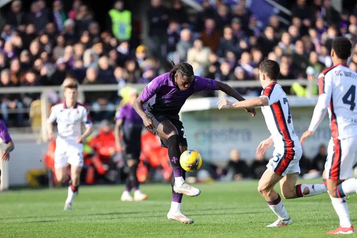 Jugador de Fiorentina controlando el balón en el partido