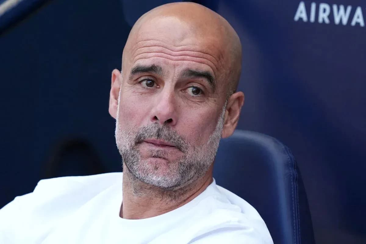 Entrenador sentado en el banquillo durante el partido