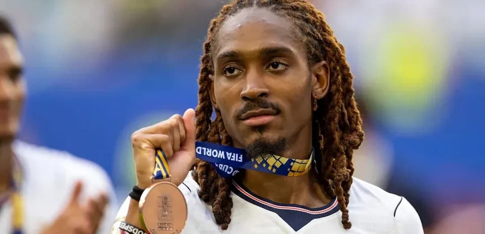 Jugador mostrando medalla de bronce en ceremonia
