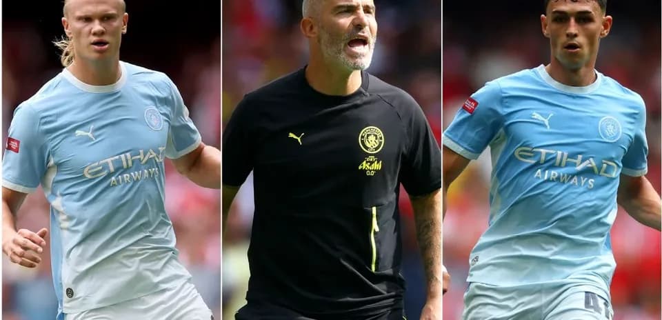 Jugadores y entrenador de Manchester City en el campo