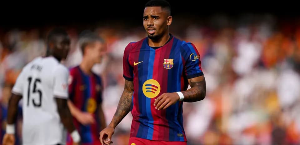Jugador del FC Barcelona en el campo durante el partido