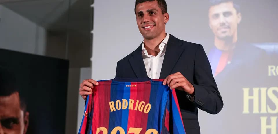 Jugador presenta camiseta de Barcelona con nombre Rodrigo