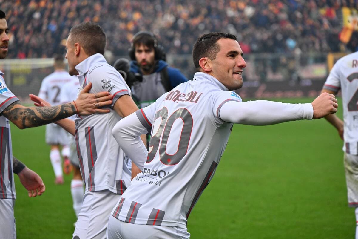 Celebración de un jugador de Cremonese