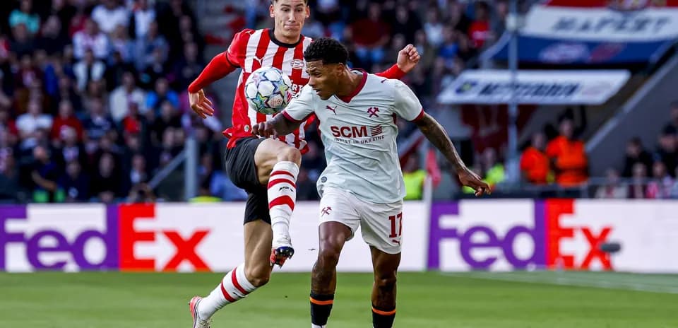 Jugadores disputando el balón en un partido