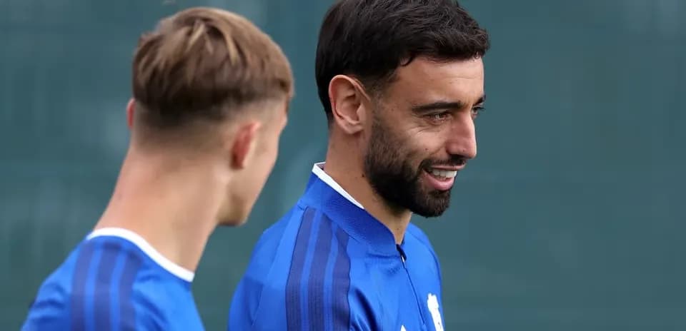 Dos jugadores conversando durante una sesión de entrenamiento