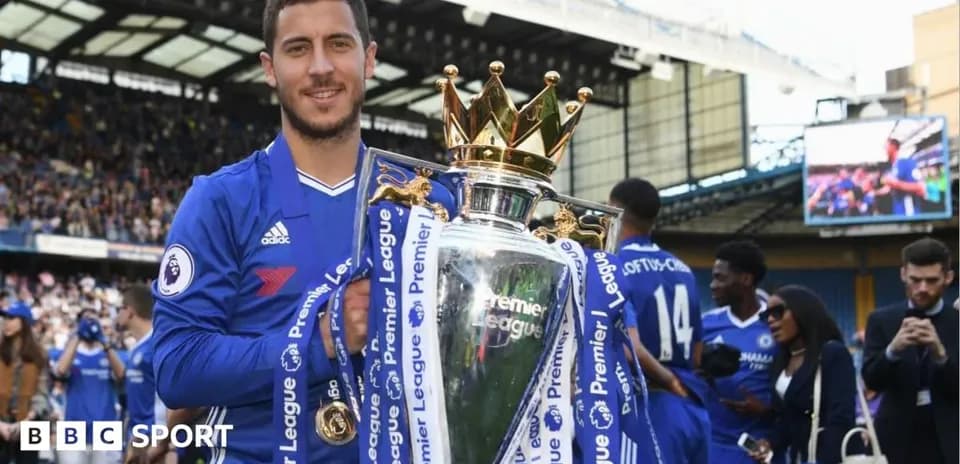 Jugador de Chelsea levantando el trofeo de la Premier League