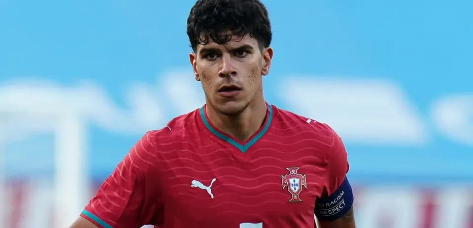 Jugador de Portugal en uniforme rojo durante partido