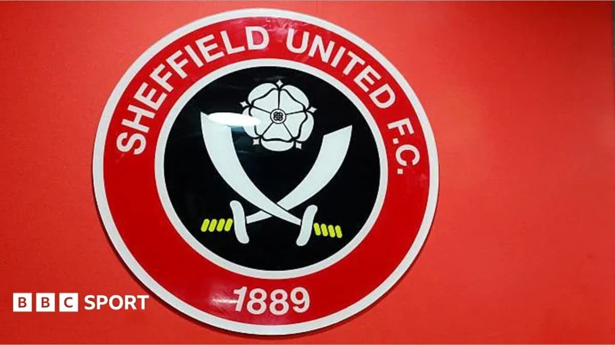 Escudo de Sheffield United F.C. en pared roja