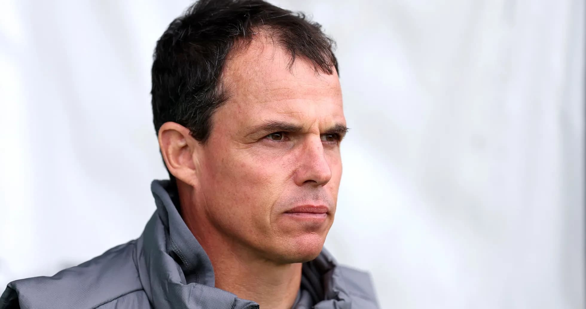 Entrenador observando durante la sesión de entrenamiento