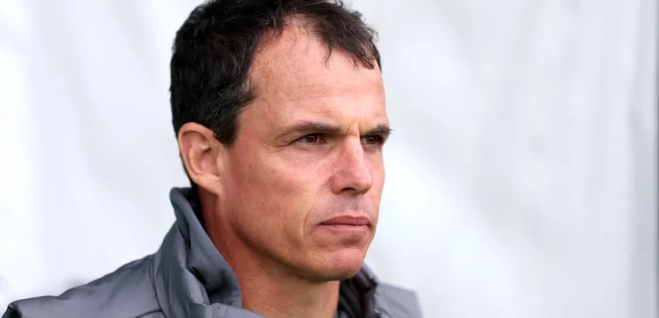 Entrenador observando durante la sesión de entrenamiento