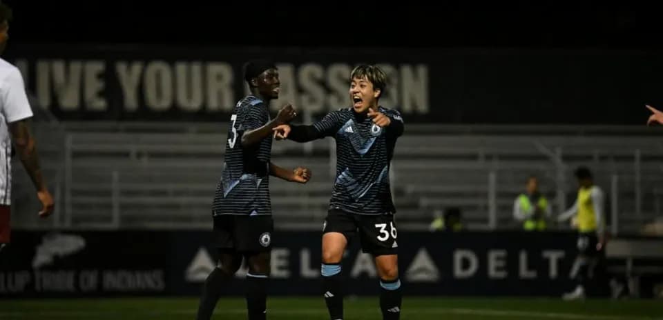 Jugadores celebrando un gol en el partido