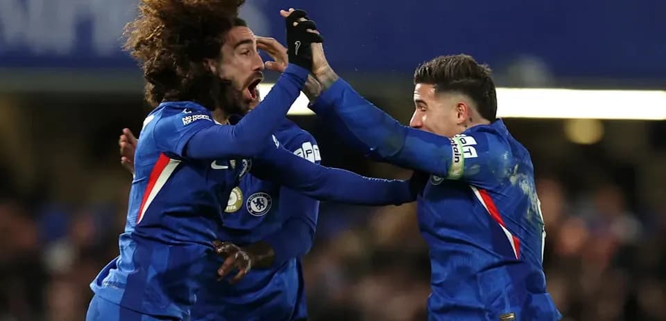 Jugadores de Chelsea celebrando un gol en el campo