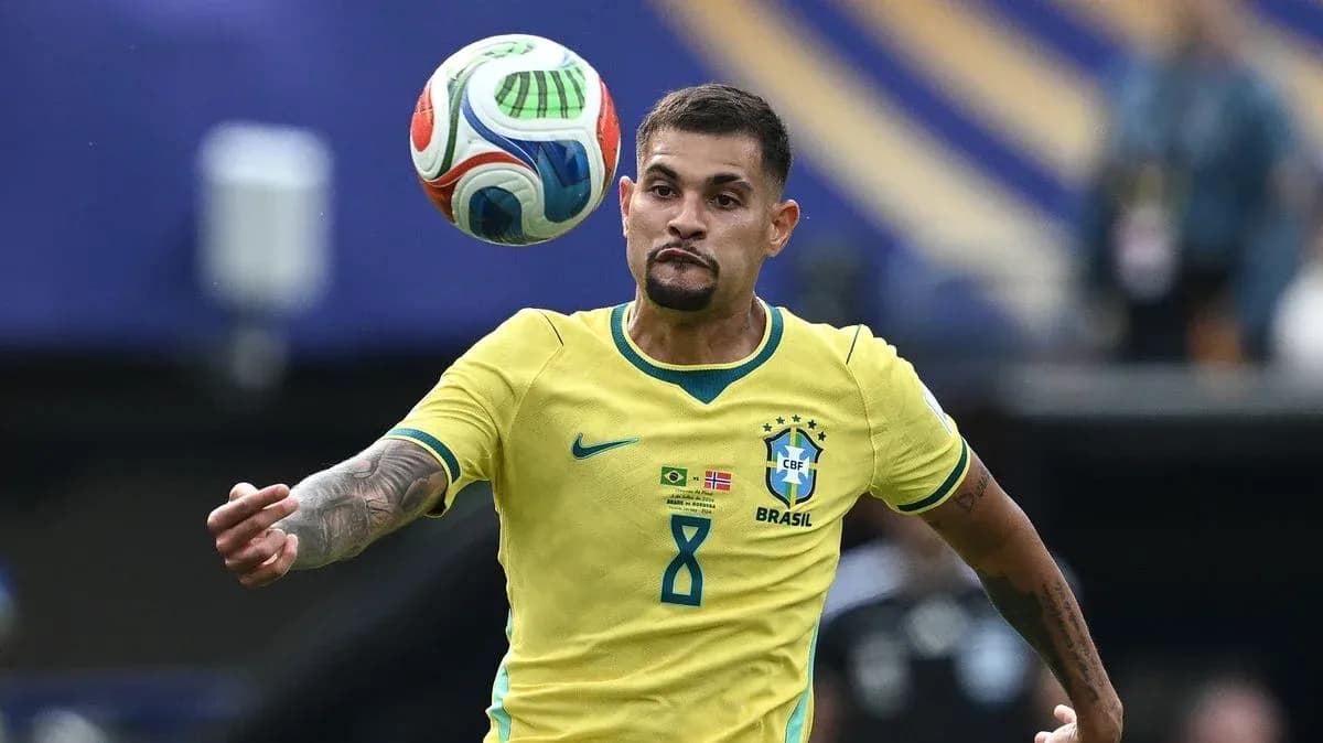 Jugador de Brasil controlando el balón en el aire