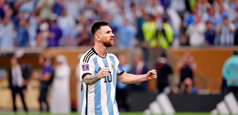 Lionel Messi celebrando en el estadio con hinchas