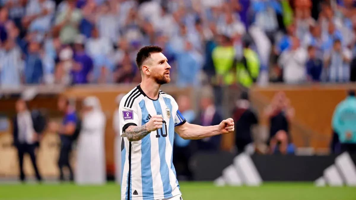 Lionel Messi celebrando en el estadio con hinchas