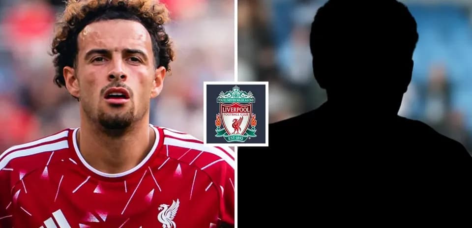 Jugador de Liverpool en camiseta roja con logo