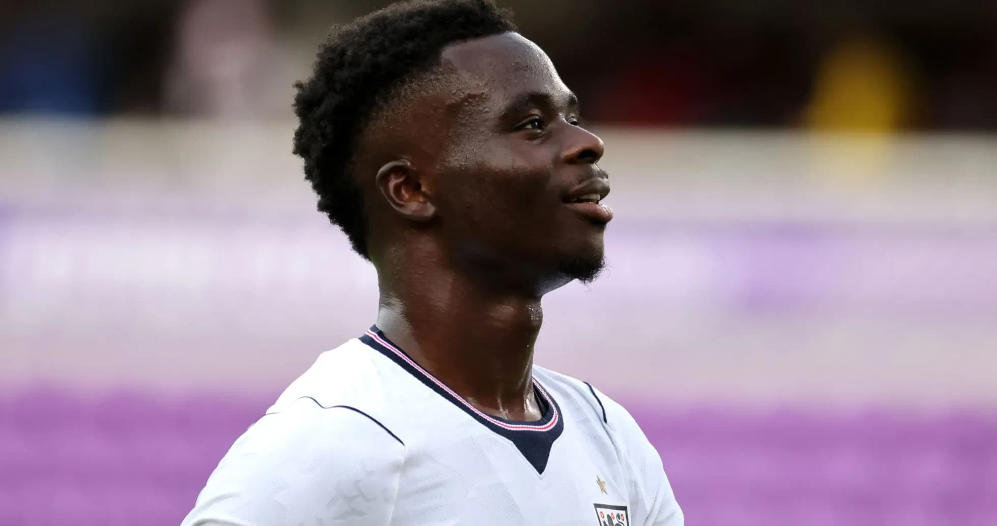Jugador de Inglaterra sonriendo en el campo