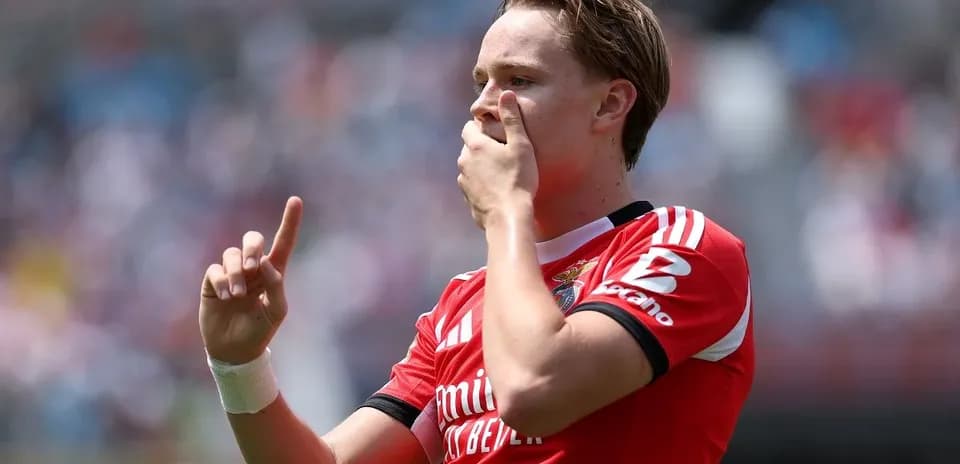Jugador de Benfica señalando con un dedo durante el partido