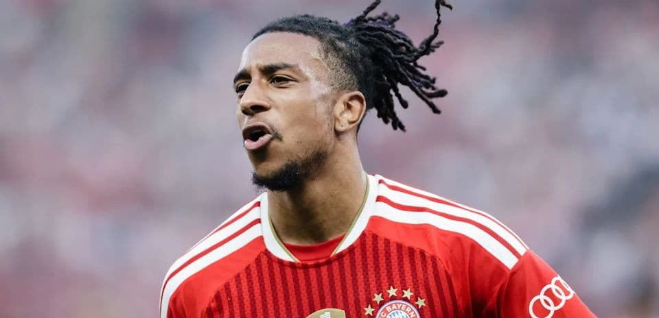 Jugador de Bayern München celebrando en el campo