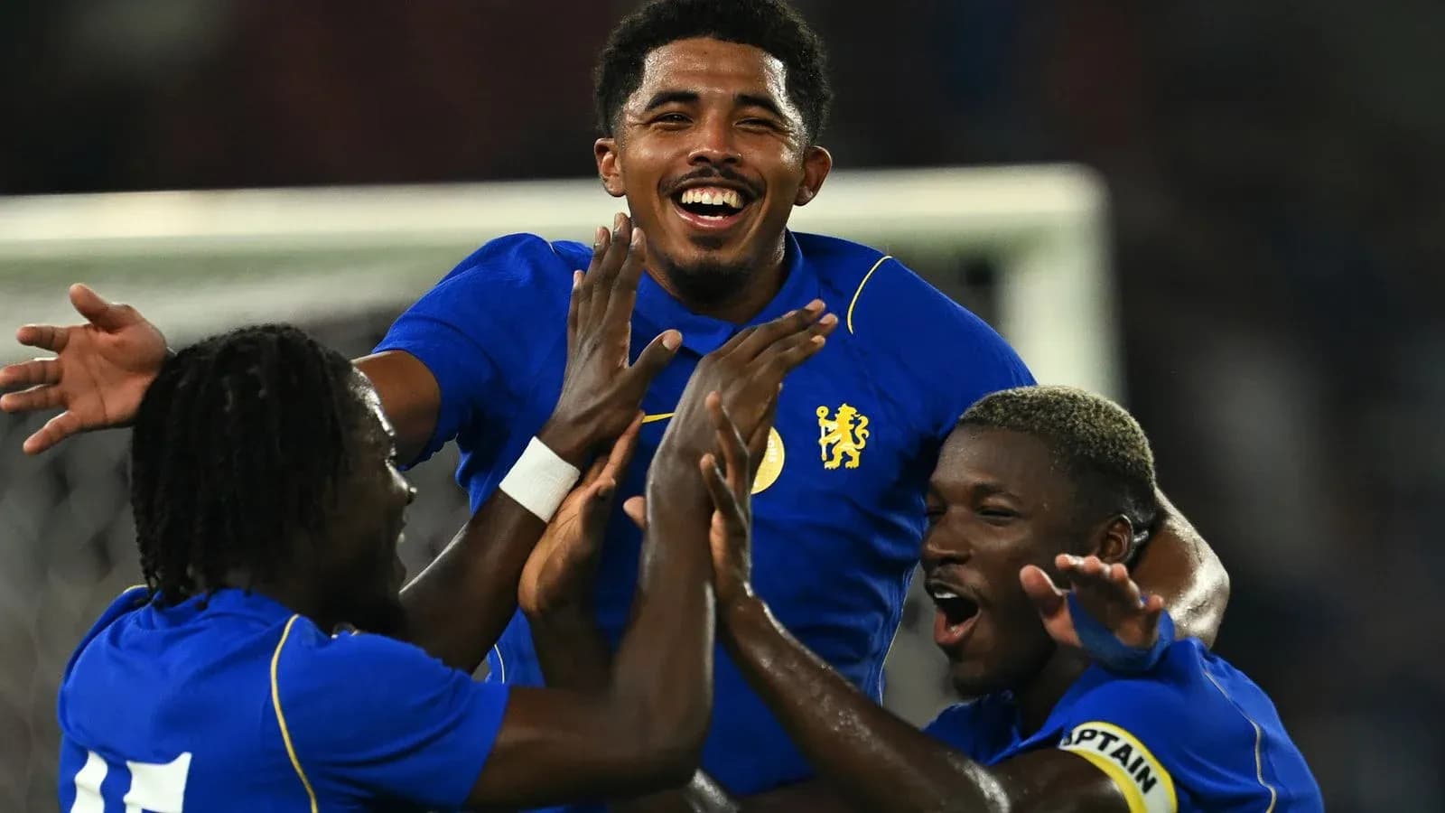 Jugadores de Chelsea celebrando un gol juntos