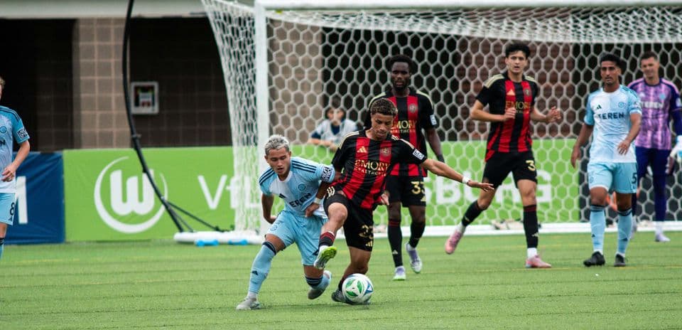 Jugador de Atlanta United II disputa el balón