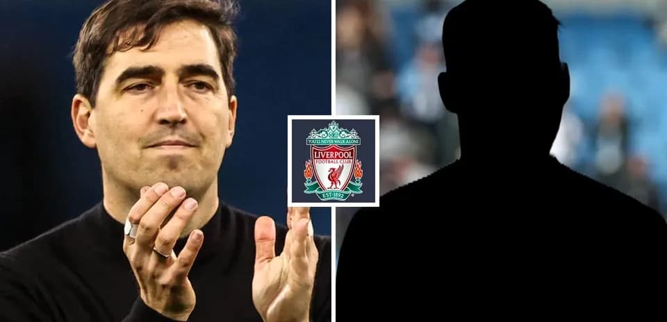 Entrenador aplaudiendo con logo de Liverpool