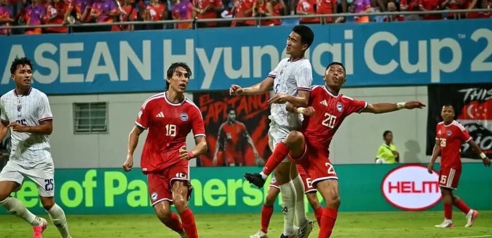Jugadores disputando el balón en el partido