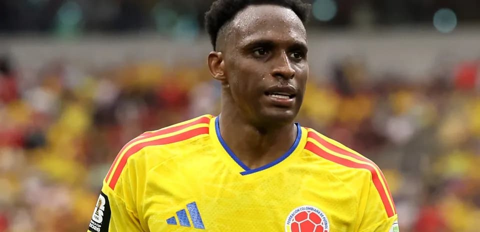Jugador colombiano en camiseta amarilla durante el partido