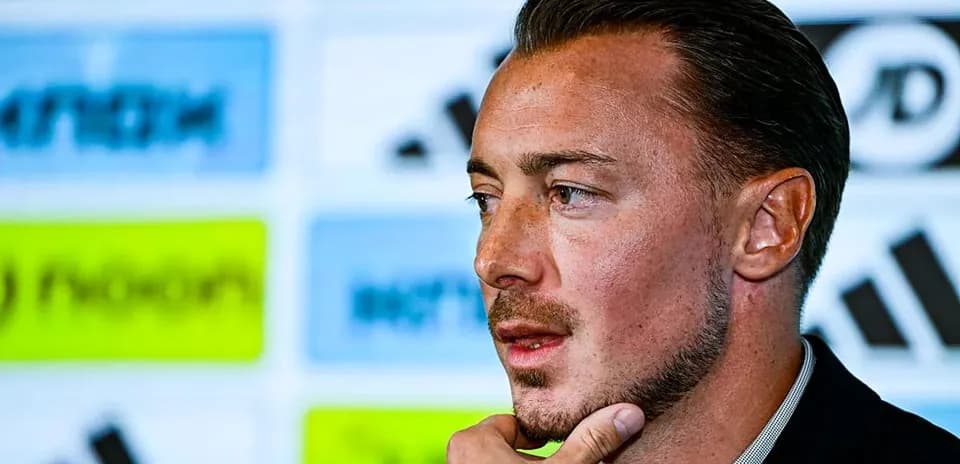 Jugador en conferencia de prensa reflexionando