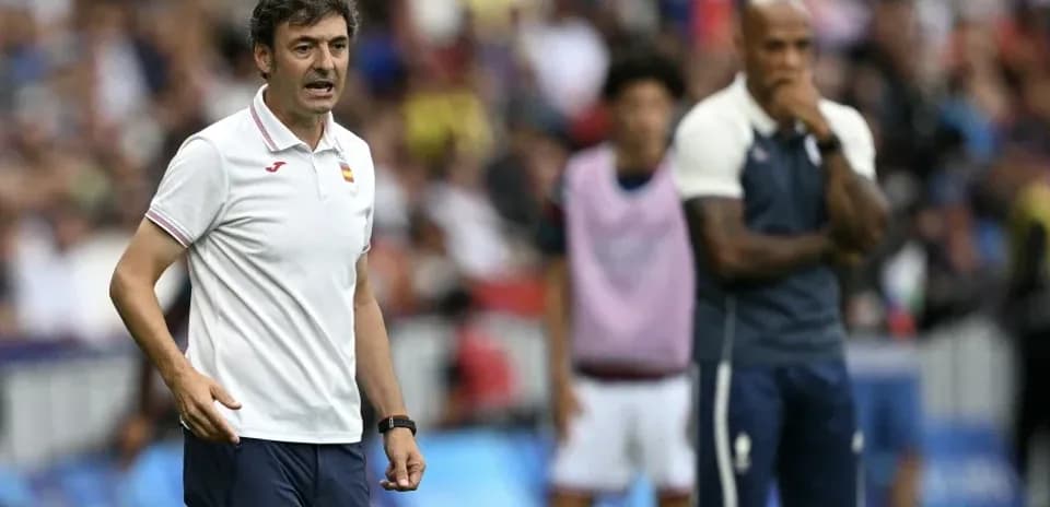 Entrenador dando instrucciones durante el partido