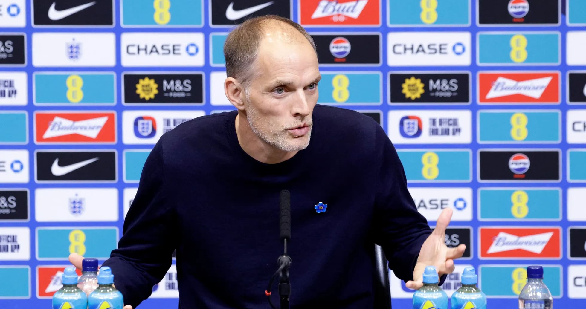 Entrenador hablando en rueda de prensa