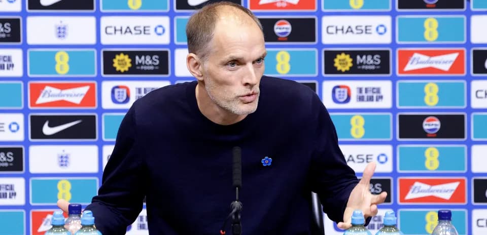 Entrenador hablando en rueda de prensa
