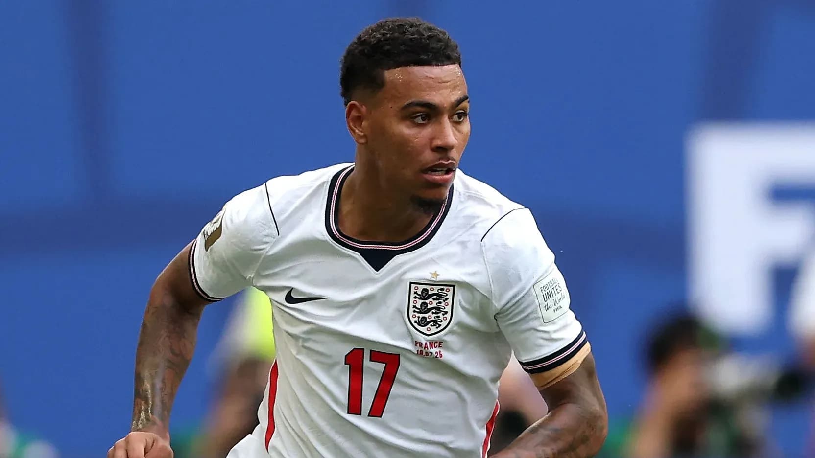 Jugador de Inglaterra corriendo durante un partido