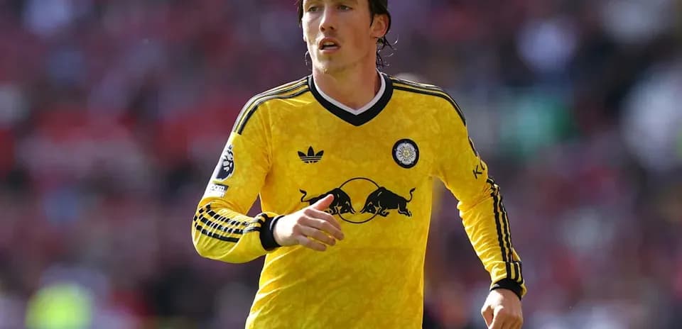 Jugador corriendo en camiseta amarilla durante partido
