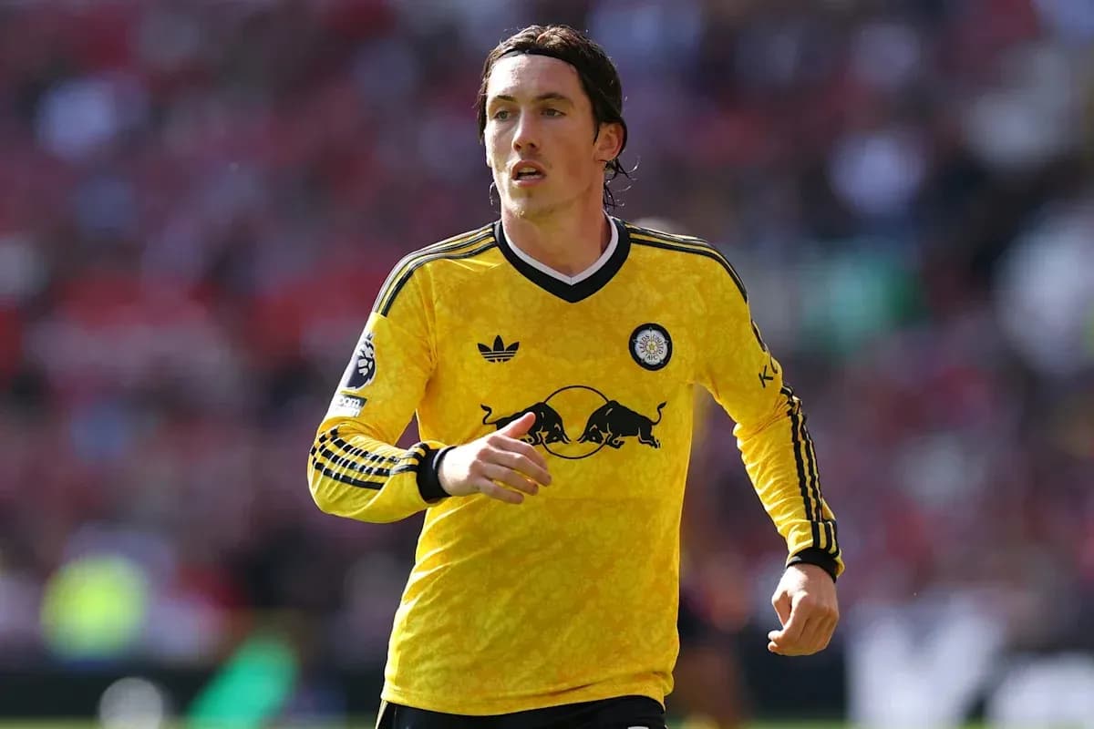 Jugador corriendo en camiseta amarilla durante partido