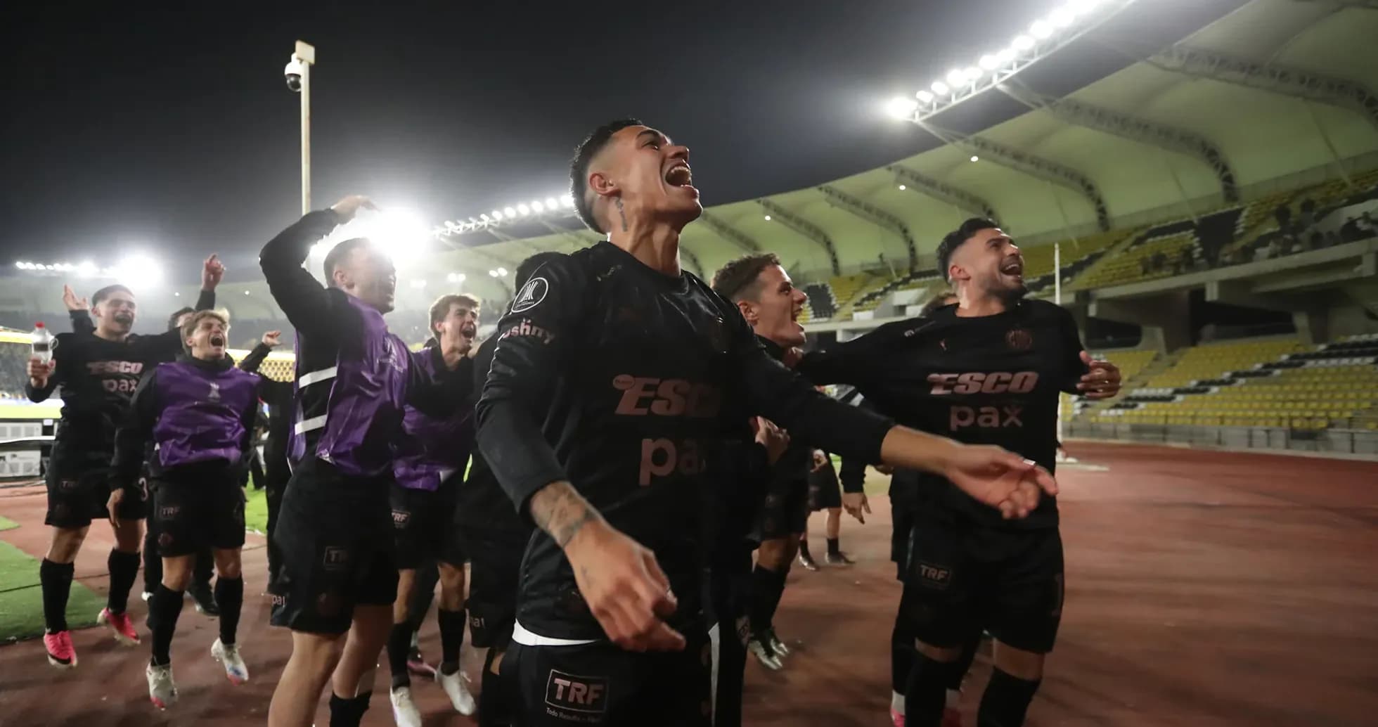Jugadores de Platense celebrando una victoria
